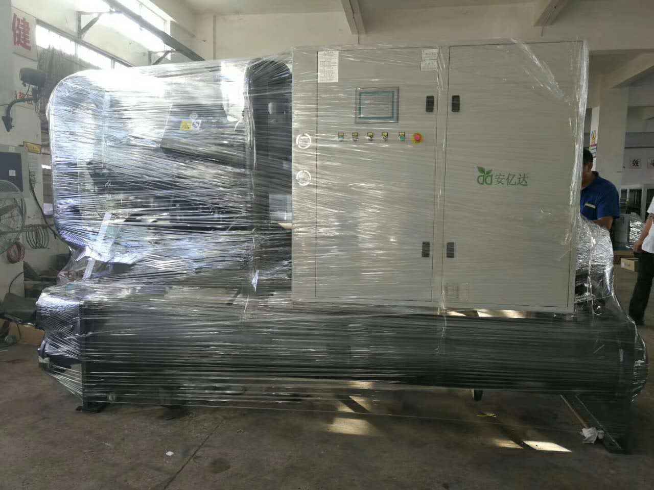 water cooled screw chiller.jpg